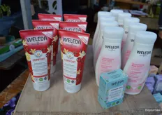 Links de nieuwe Limited Edition Aroma Shower Comfort van Weleda.